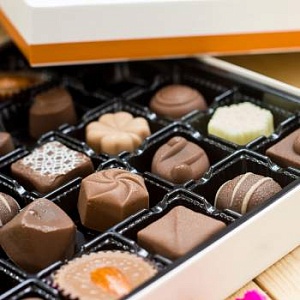 КОНФЕТЫ И КАРАМЕЛЬ ФАСОВАННЫЕ, НАБОРЫ КОНФЕТ, ПОДАРКИ